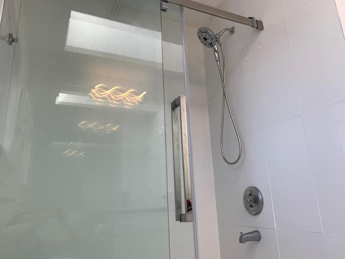 One Bedroom Queen Bed Sharing Washroom In Tiger Sweet House License## Richmond Kültér fotó