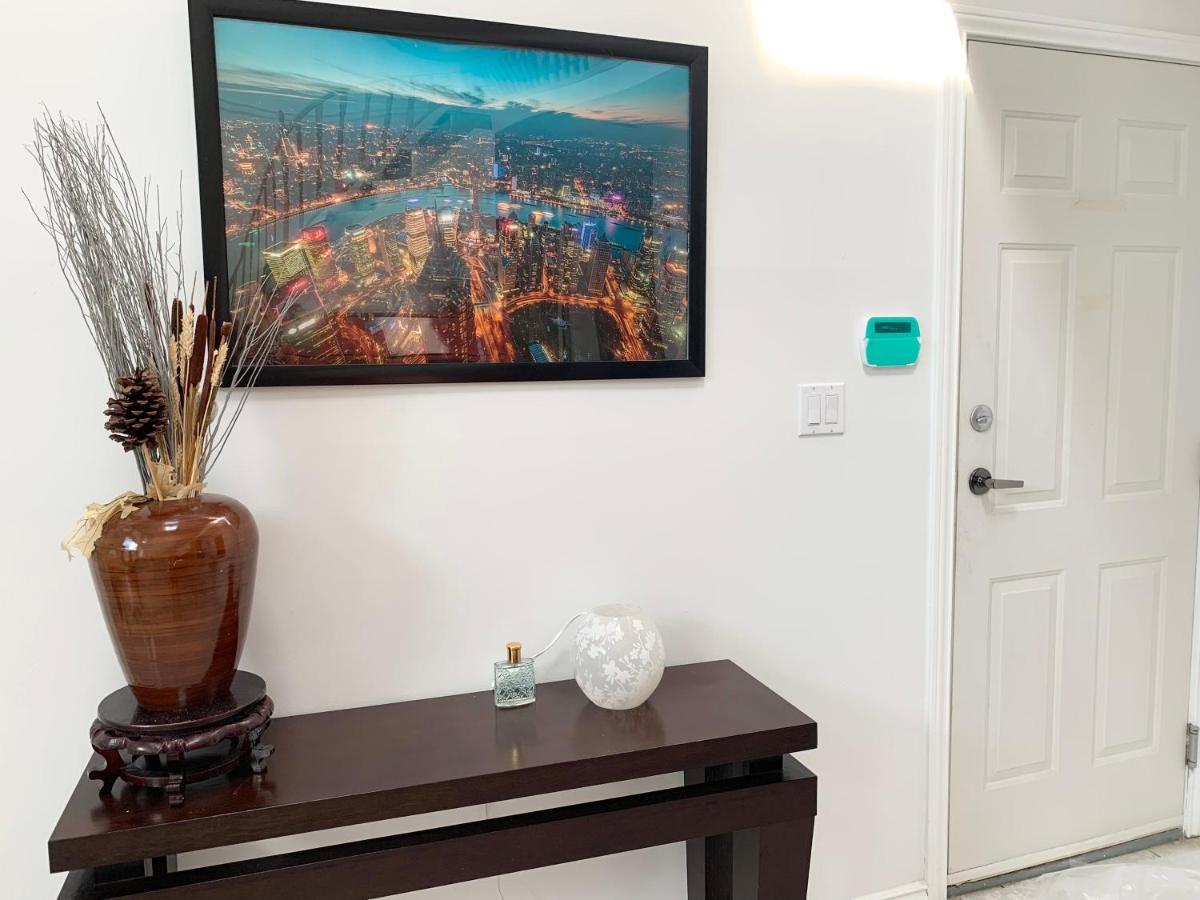 One Bedroom Queen Bed Sharing Washroom In Tiger Sweet House License## Richmond Kültér fotó
