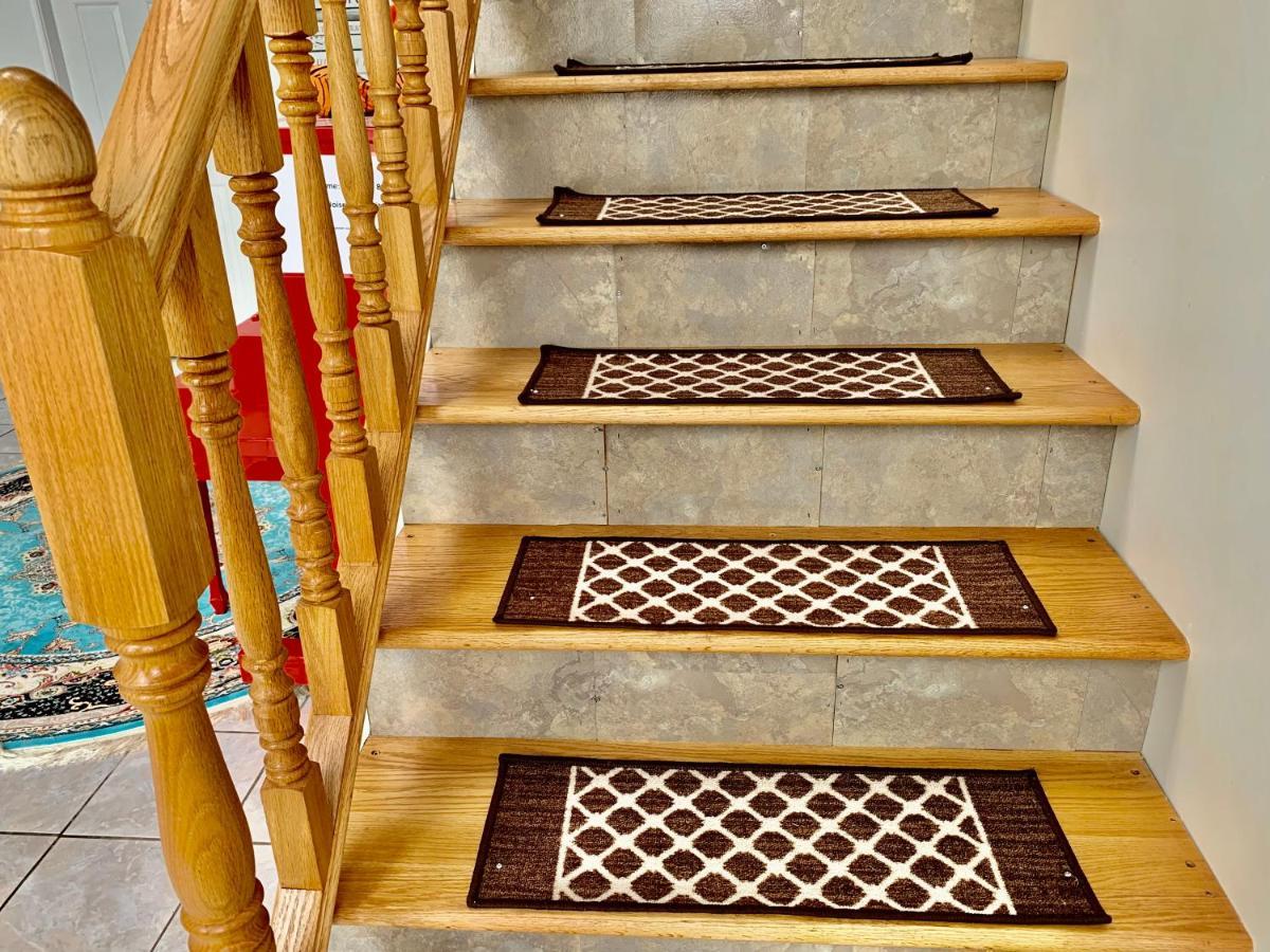 One Bedroom Queen Bed Sharing Washroom In Tiger Sweet House License## Richmond Kültér fotó